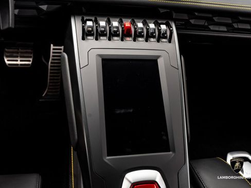 Used 2022 Lamborghini Huracan EVO image 38