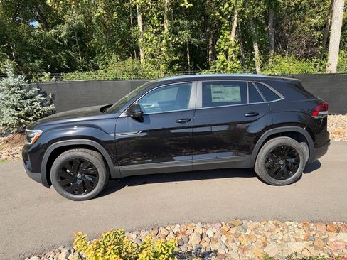 New 2026 Volkswagen Atlas Cross Sport SE AWD/4WD image 2