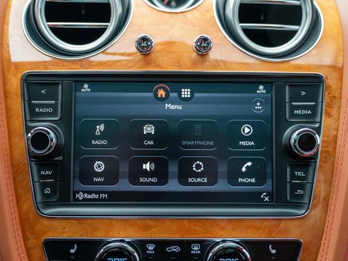 Used 2017 Bentley Bentayga image 38