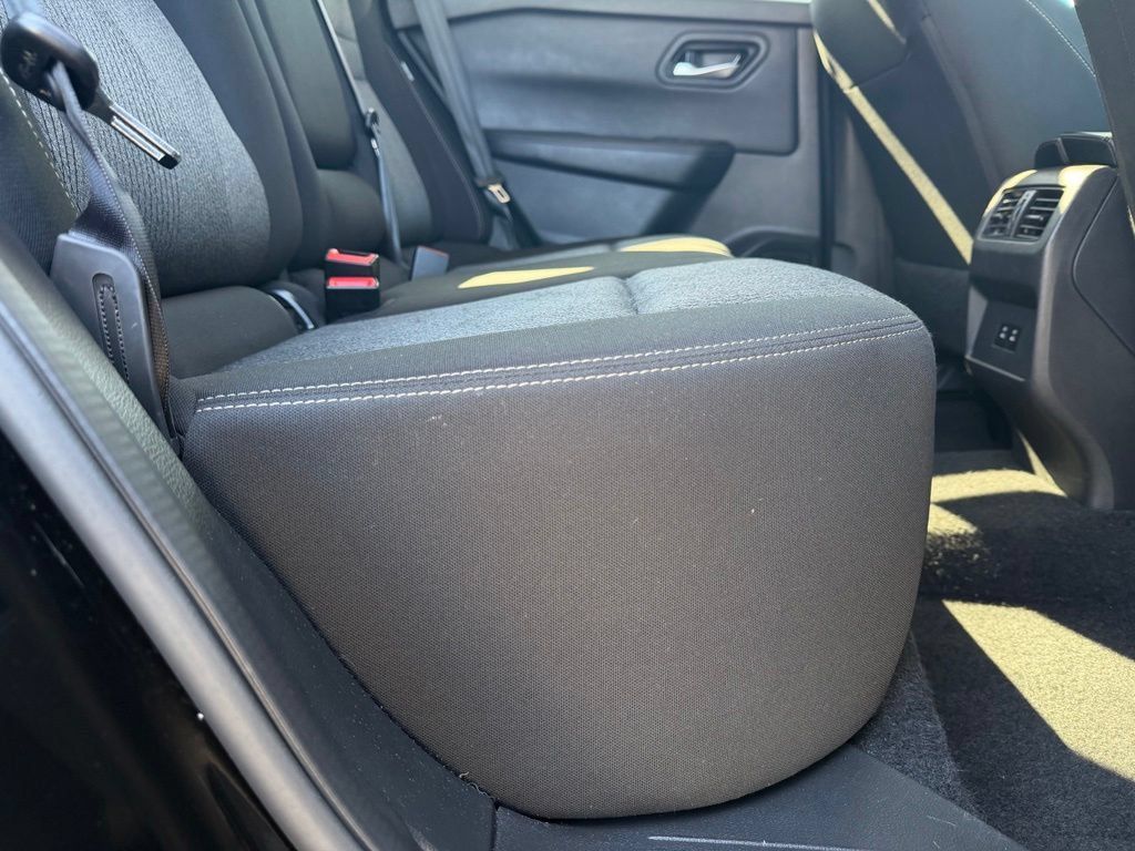 Used 2025 Nissan Rogue SV FWD image 36