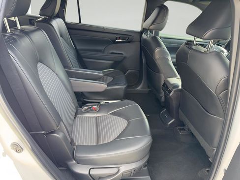 Used 2022 Toyota Highlander XSE image 28