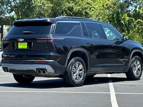 Used 2025 Chevrolet Traverse LT FWD image 11