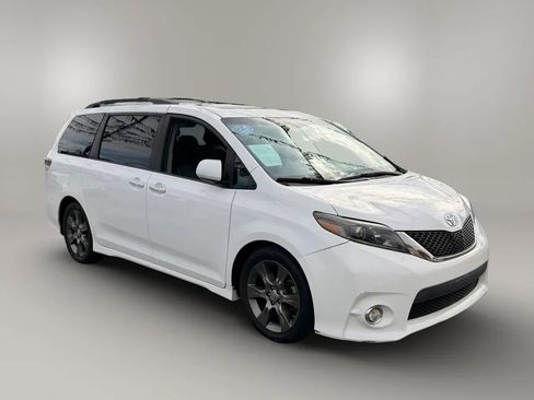 Used 2015 Toyota Sienna SE w/ SE Preferred Package FWD image 2