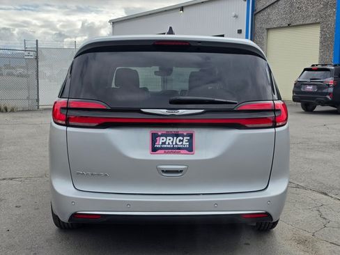 Used 2024 Chrysler Pacifica Touring-L FWD image 4