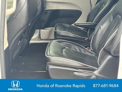 Used 2023 Chrysler Pacifica Limited FWD image 21
