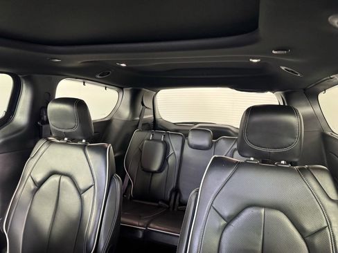 Used 2025 Chrysler Pacifica Limited image 5