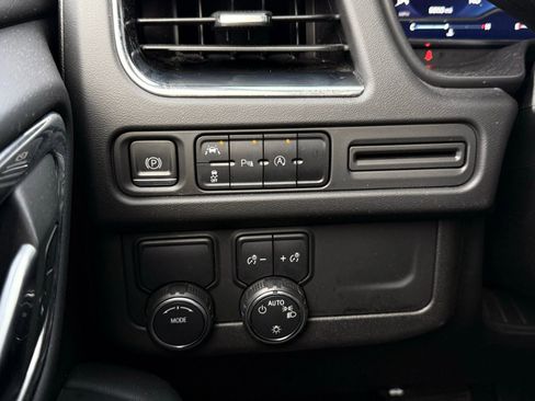 Used 2023 Chevrolet Suburban Premier RWD image 39