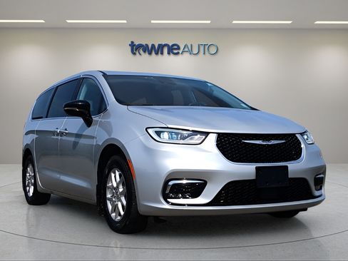 Used 2024 Chrysler Pacifica Touring-L FWD image 7