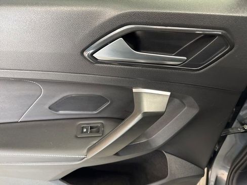 Used 2024 Volkswagen Tiguan SE image 36