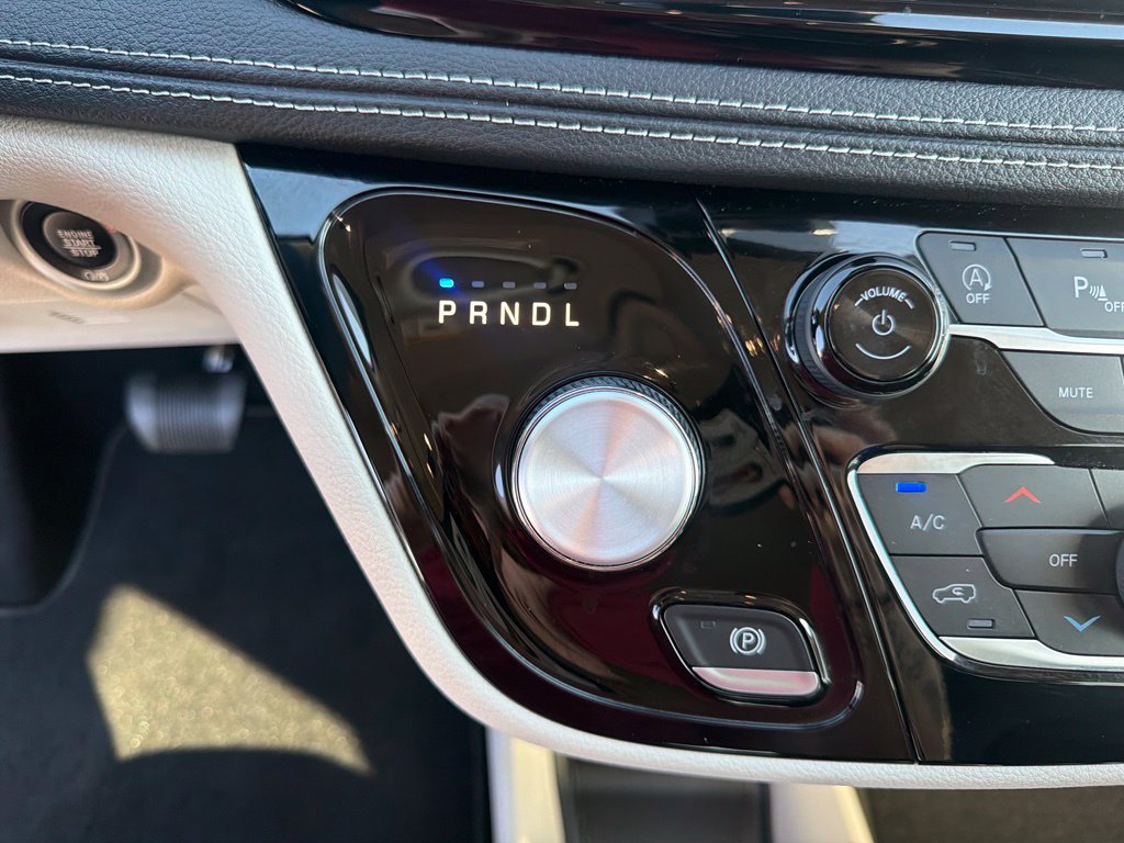 Used 2023 Chrysler Pacifica Touring-L FWD image 32