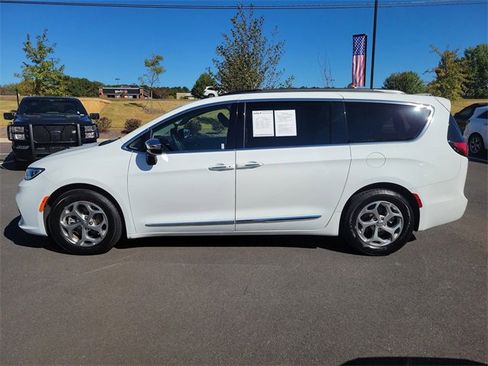Used 2023 Chrysler Pacifica Limited image 8