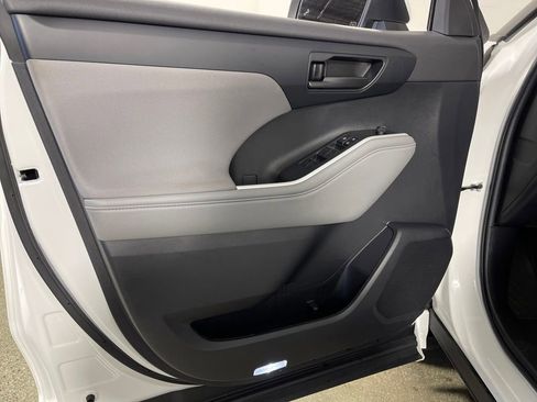Certified 2023 Toyota Highlander LE image 17
