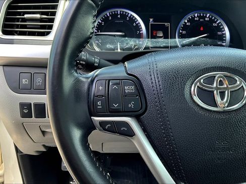 Used 2017 Toyota Highlander XLE w/ Carpet Mat Package AWD/4WD image 13