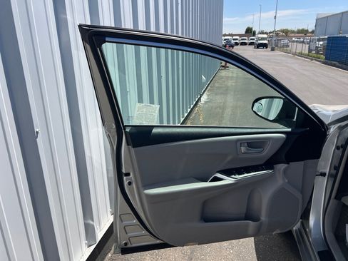 Used 2017 Toyota Camry LE FWD image 13