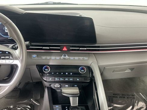 Used 2025 Hyundai Elantra SEL FWD image 18