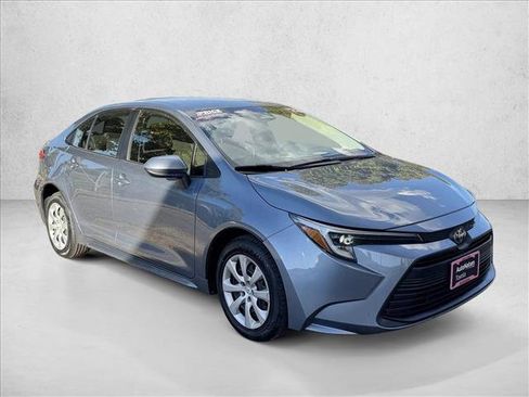 Used 2023 Toyota Corolla LE image 3