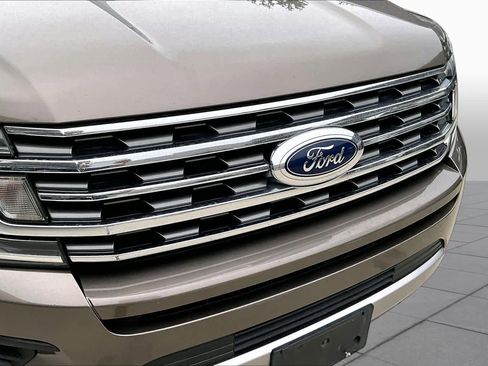 Used 2018 Ford Expedition XLT w/ Equipment Group 202A RWD image 30