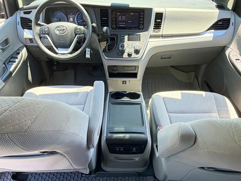 Used 2020 Toyota Sienna LE FWD image 31