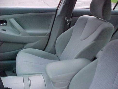 Used 2010 Toyota Camry LE image 14