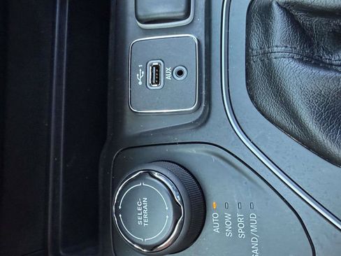Used 2019 Jeep Cherokee Latitude Plus w/ Cold Weather Group AWD/4WD image 20