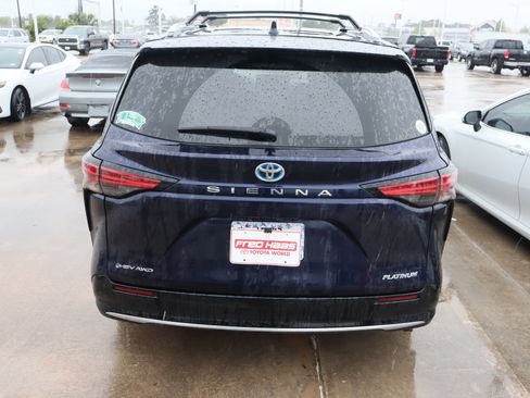 Used 2025 Toyota Sienna Platinum AWD/4WD image 10