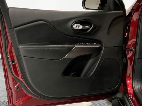 Used 2019 Jeep Cherokee Latitude w/ Popular Appearance Group FWD image 19