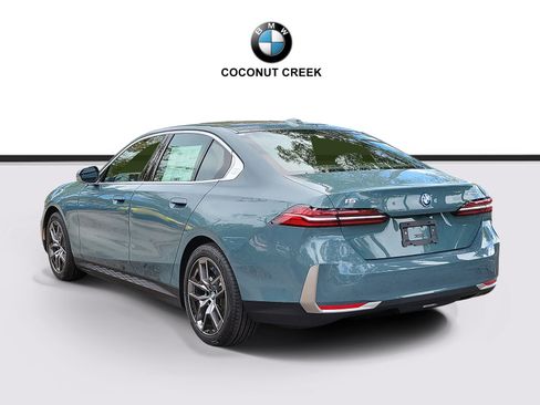 New 2026 BMW i5 eDrive40 w/ Premium Package RWD image 3