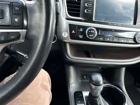 Used 2019 Toyota Highlander XLE AWD/4WD image 40