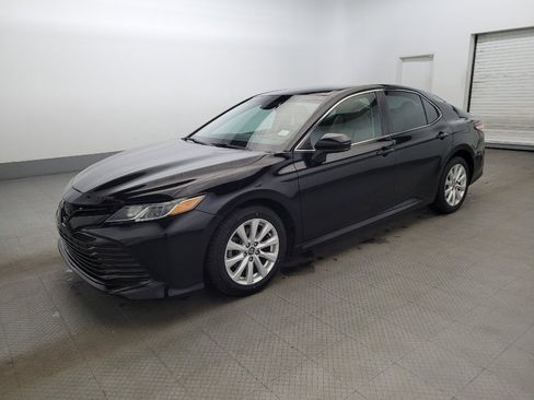 Used 2019 Toyota Camry LE image 2