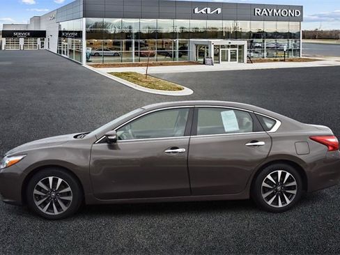 Used 2017 Nissan Altima 2.5 SL w/ Moonroof Package image 6