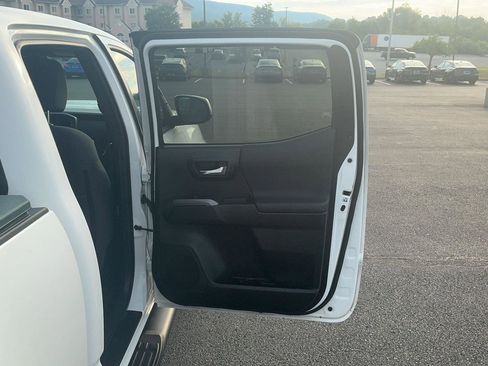 Used 2019 Toyota Tacoma TRD Sport AWD/4WD image 28
