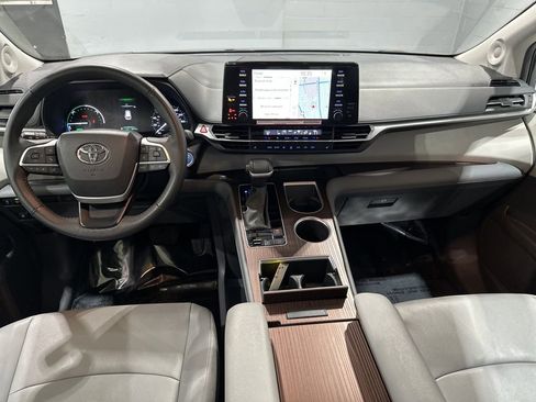 Certified 2024 Toyota Sienna XLE image 8