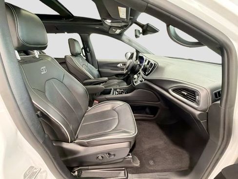 Used 2025 Chrysler Pacifica Limited FWD image 25