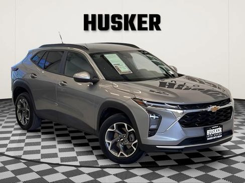 Used 2025 Chevrolet Trax LT w/ LT Convenience Package FWD image 1