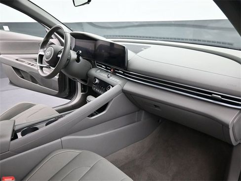 Used 2025 Hyundai Elantra SEL image 25