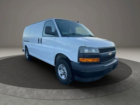Used 2021 Chevrolet Express 3500 w/ Driver Convenience Package RWD image 3