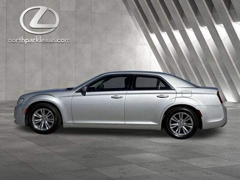 Used 2019 Chrysler 300 Touring w/ Driver Convenience Group image 1