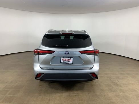 Used 2022 Toyota Highlander XLE AWD/4WD image 10