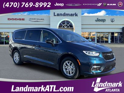 Used 2025 Chrysler Pacifica Select