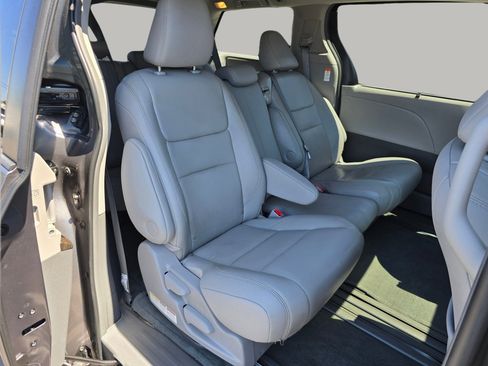Used 2017 Toyota Sienna XLE Premium FWD image 32