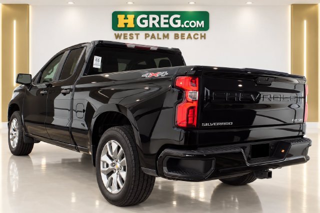 Used 2019 Chevrolet Silverado 1500 Custom w/ Custom Convenience Package AWD/4WD image 2