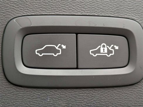 Used 2021 Volvo XC40 P8 Recharge image 14