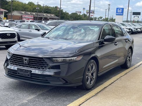 Used 2023 Honda Accord EX image 5