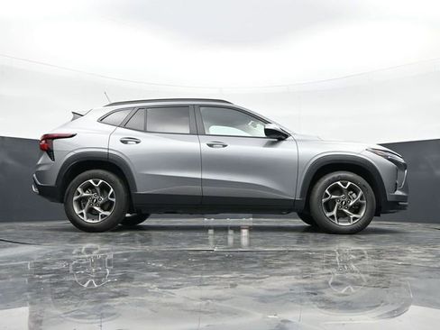 Used 2025 Chevrolet Trax LT FWD image 40