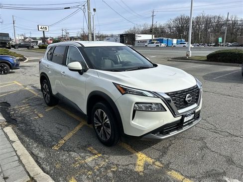 Used 2023 Nissan Rogue SV image 2
