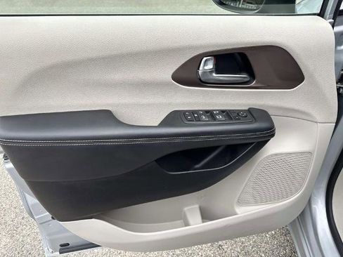 Used 2023 Chrysler Voyager LX FWD image 16