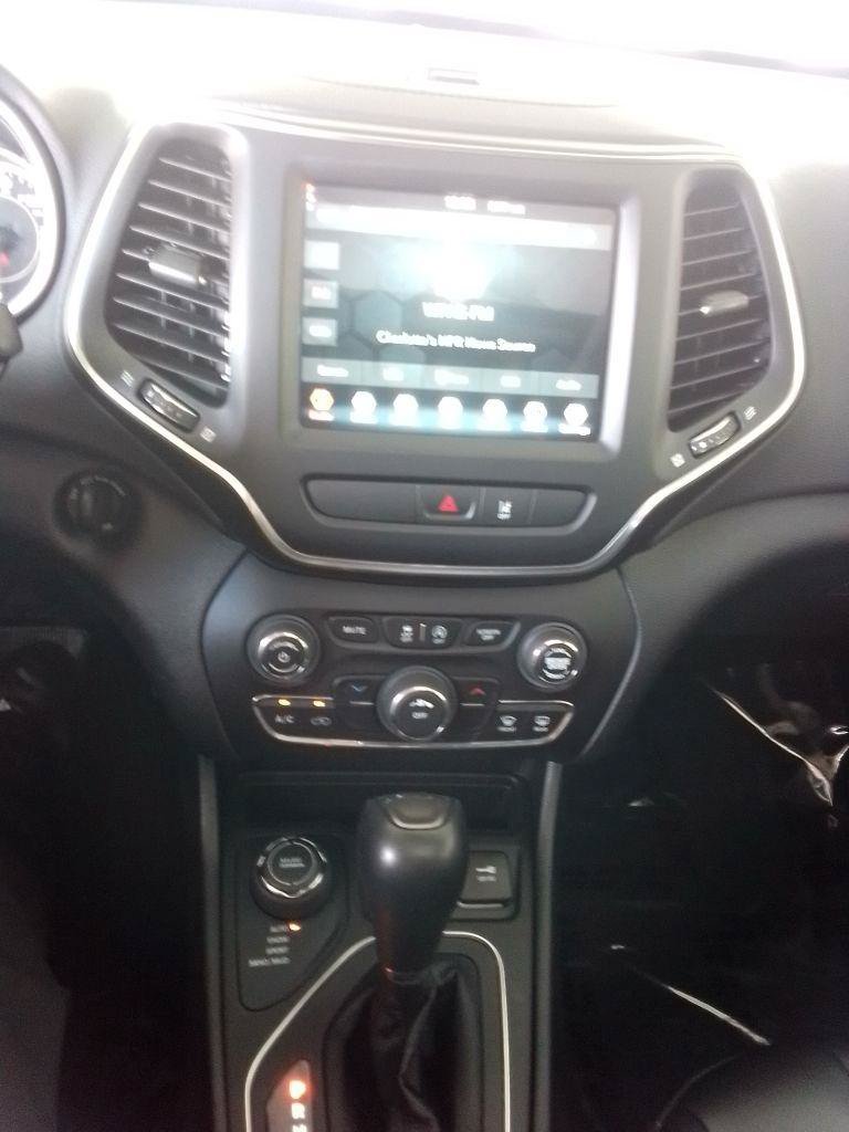 Used 2022 Jeep Cherokee Latitude w/ Sun & Sound Group AWD/4WD image 9