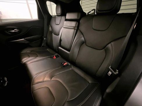 Used 2019 Jeep Cherokee Limited image 25