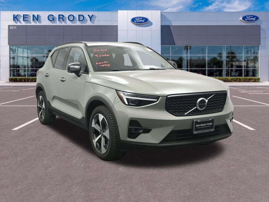 Used 2023 Volvo XC40 B5 Ultimate AWD/4WD image 3