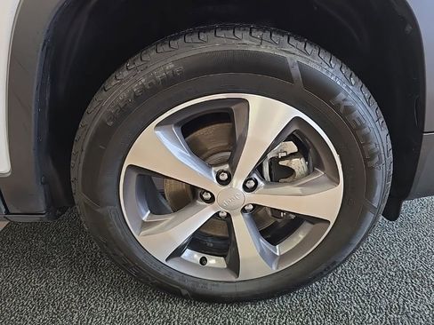 Used 2021 Jeep Cherokee Limited image 38